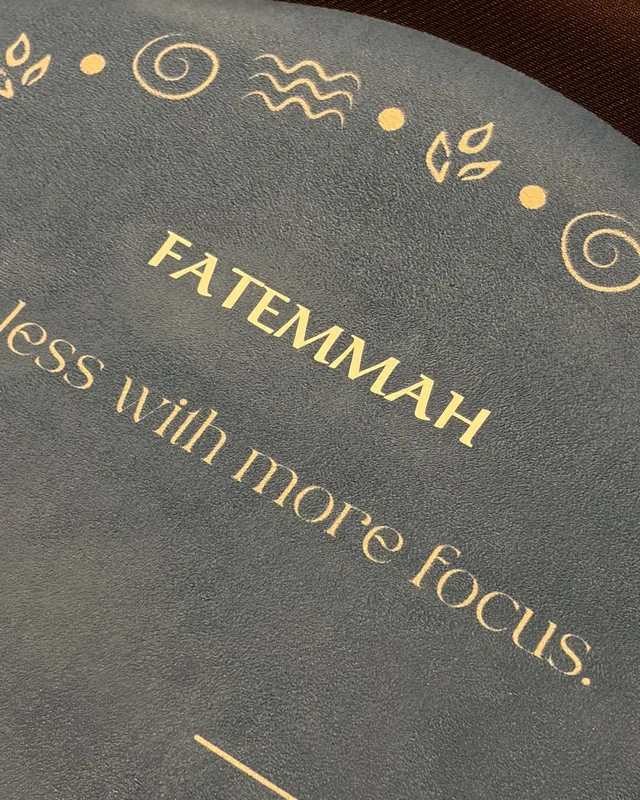 سجادة مخملية مطبوع عليها «FATEMMAH» بخط ذهبي